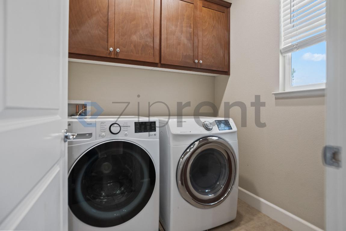 Building Photo - Unit