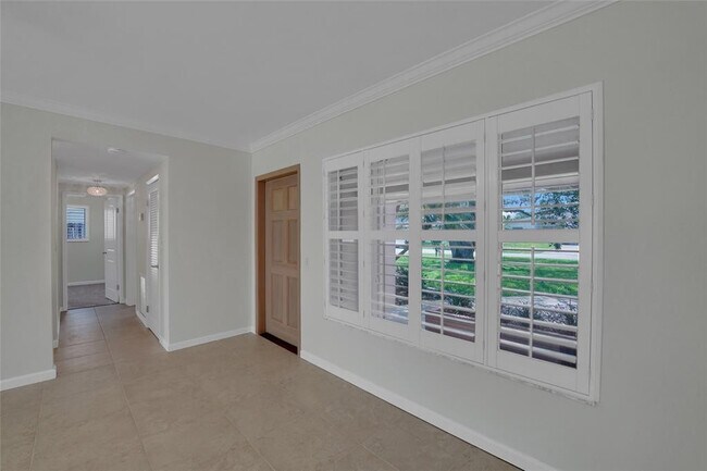 Building Photo - 2725 SE 5th Ct