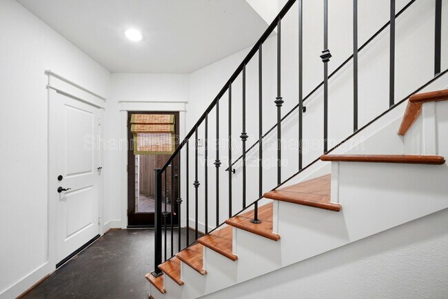 Building Photo - 2323 Sperber Ln