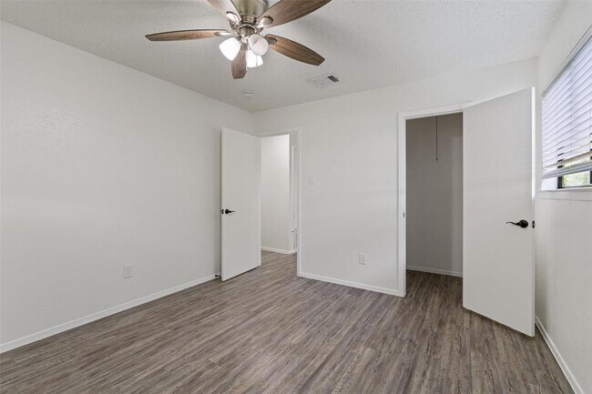 Building Photo - 11411 Walnut Ridge Dr