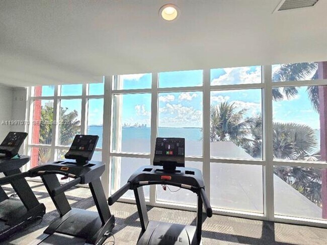 Building Photo - 1155 Brickell Bay Dr