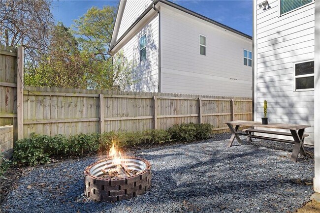 Building Photo - 1859 Commons Pl NW