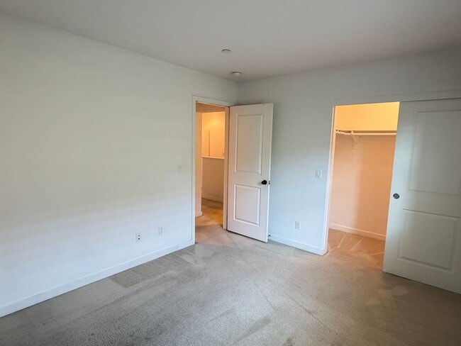 Building Photo - Modern, Spacious 3BR/4BA Home with Exceptional Freeway Access & Nearby Nature