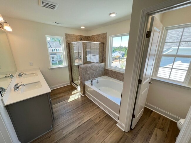 Building Photo - LIKE NEW 4 Bedroom Home w/ Ground Floor Be...