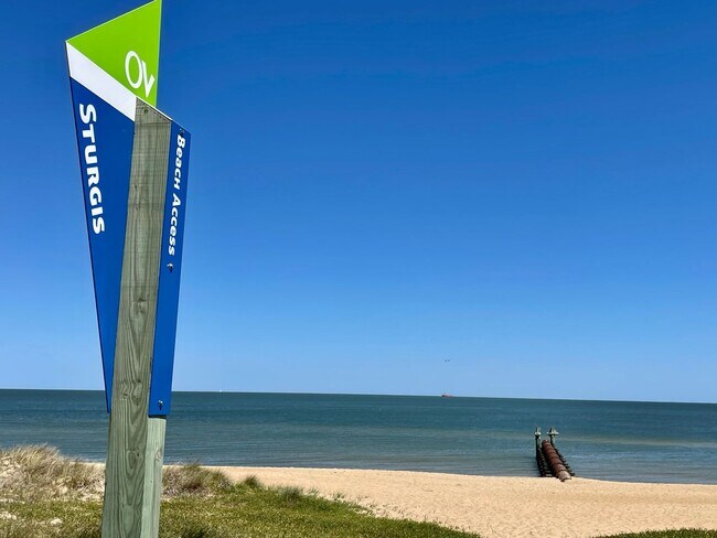 Building Photo - Freshly painted & Available NOW! Tri-Level...