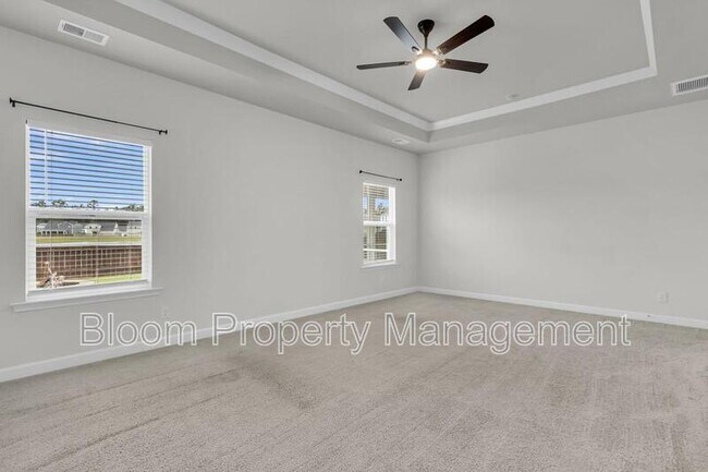 Building Photo - 450 Carrara Dr