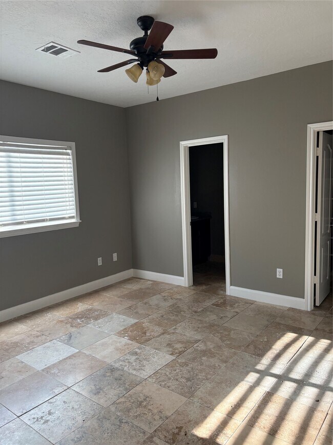 Building Photo - 307 Covecrest Dr