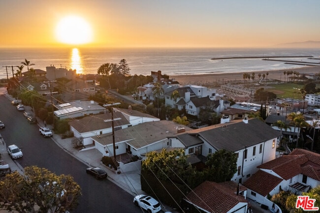 Building Photo - 249 Rees St