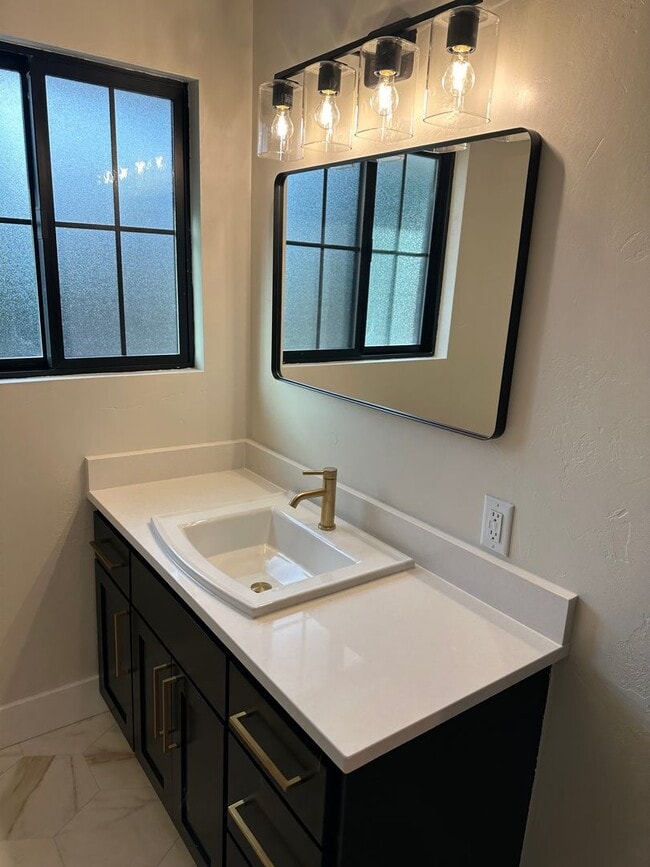 Building Photo - Luxury 2 bedroom 1 bath duplex in a great neighborhood!