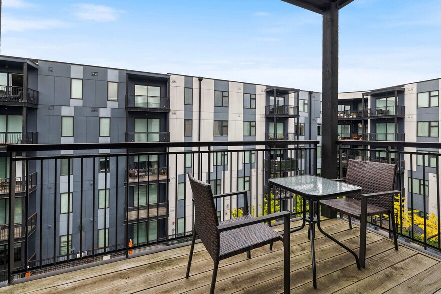 Building Photo - 633 E Main St