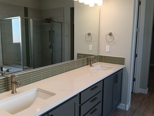 Building Photo - Stunning 4-bedroom, 3.5-bathroom home loca...