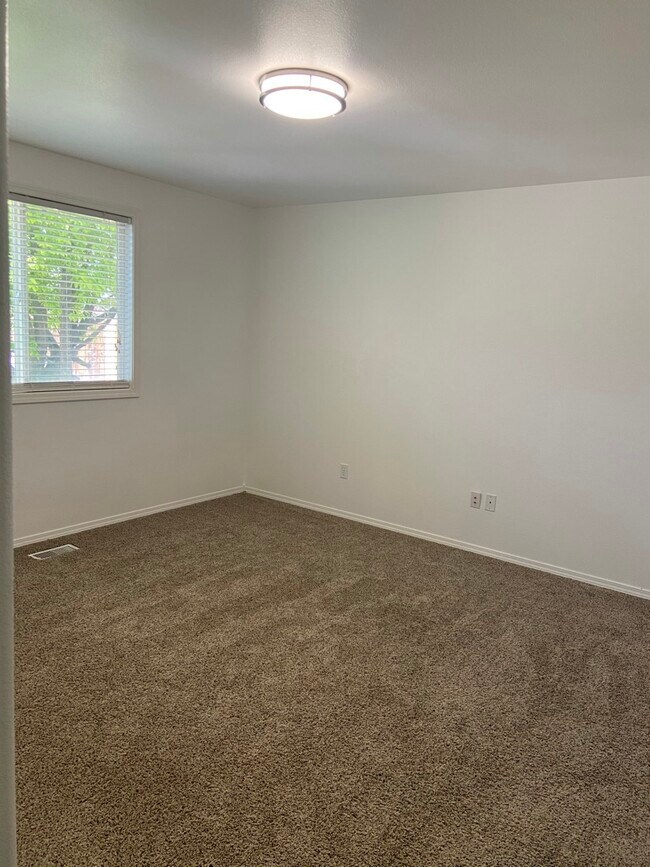 Building Photo - 1745 Challis Dr