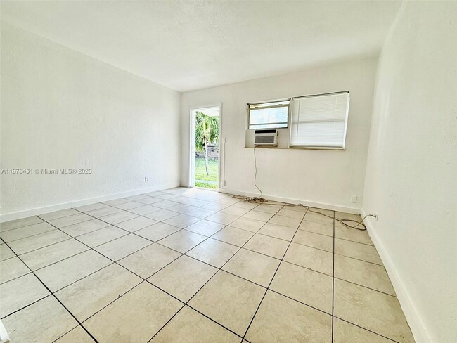 Building Photo - 715 SW 10th St