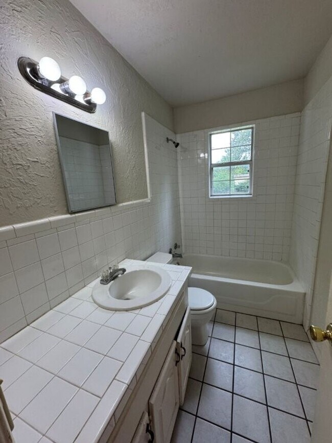 Building Photo - 4-bedroom garage conversion, cute and clea...