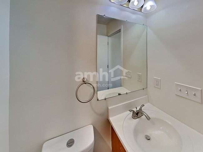 Building Photo - 1264 Village Dr