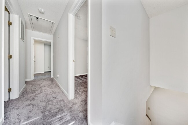 Building Photo - Adorable 3 BD/2.5 BA Hillsborough Home!