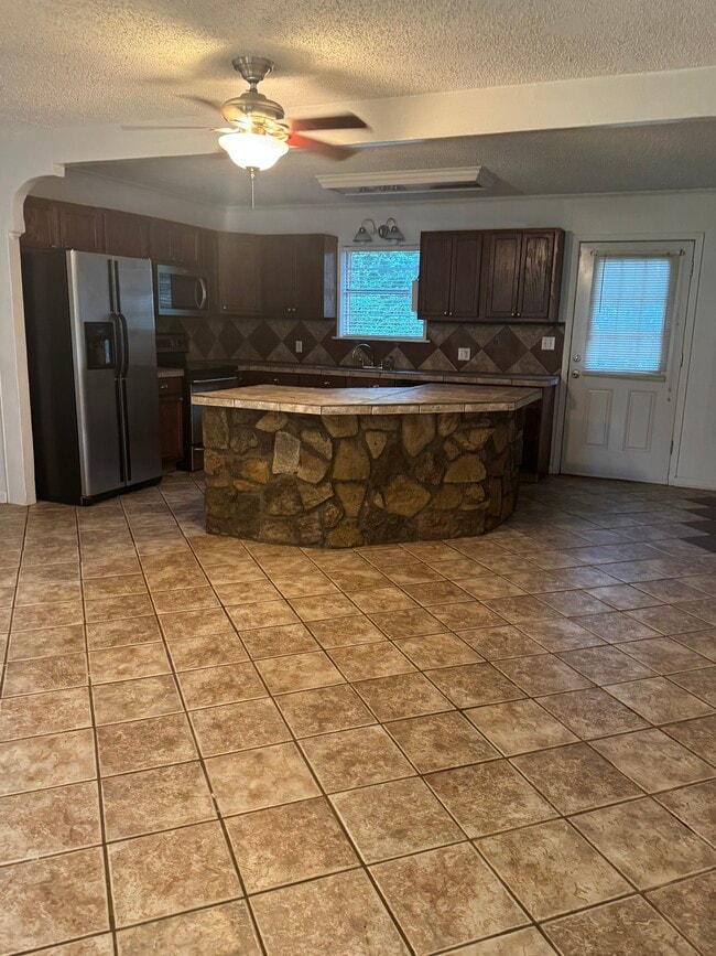 Building Photo - 2213 Robbins Dr