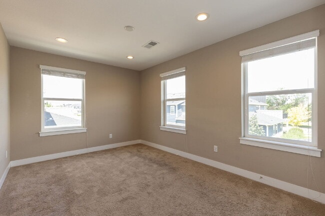 Building Photo - 6bd/4.5 bath home in Southwest Longmont!
