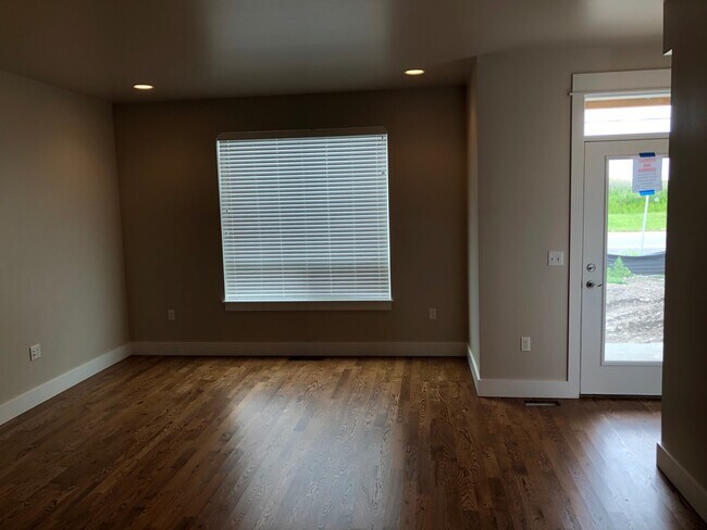 Building Photo - 3360 Davis Ln