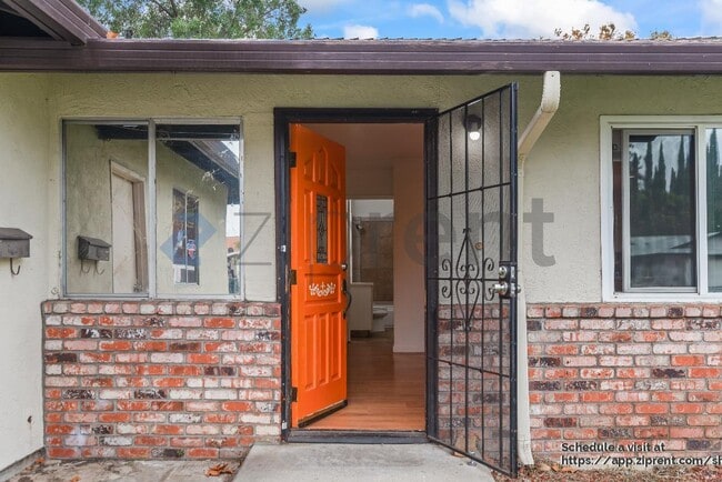 Building Photo - 909 N Estates Dr