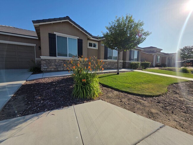 Building Photo - Newer 3 Bedroom 2 Bathroom in Tulare! Coming soon!!