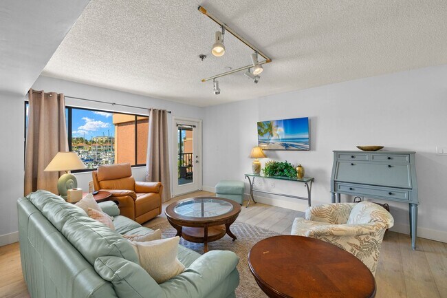 Building Photo - Furnished Huge Double sized Condo Overlook...