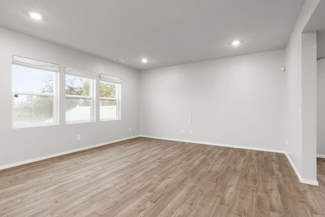 Building Photo - Newer Construction Home in Upriver Drive Neighborhood