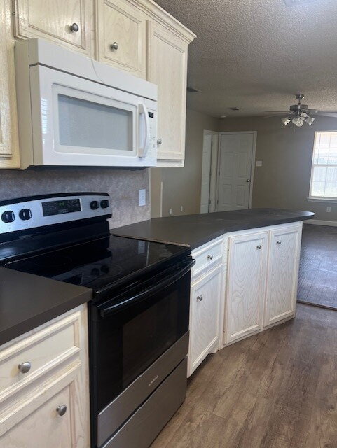 Building Photo - Great 3/2/2 home just south of S Loop 289!