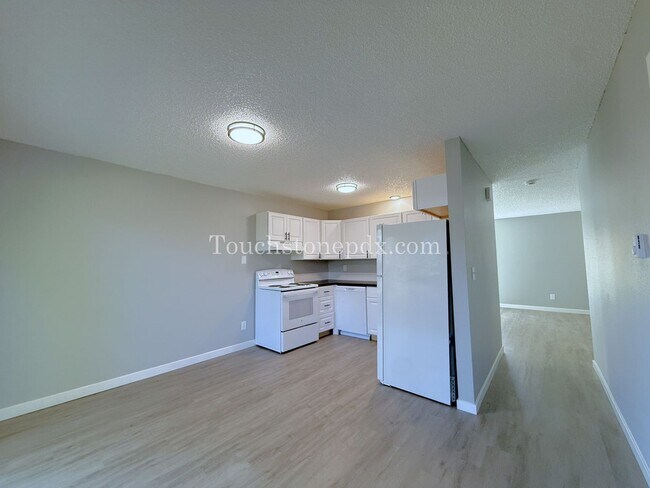 Building Photo - Updated 3 BR Apartment with Patio in Portland