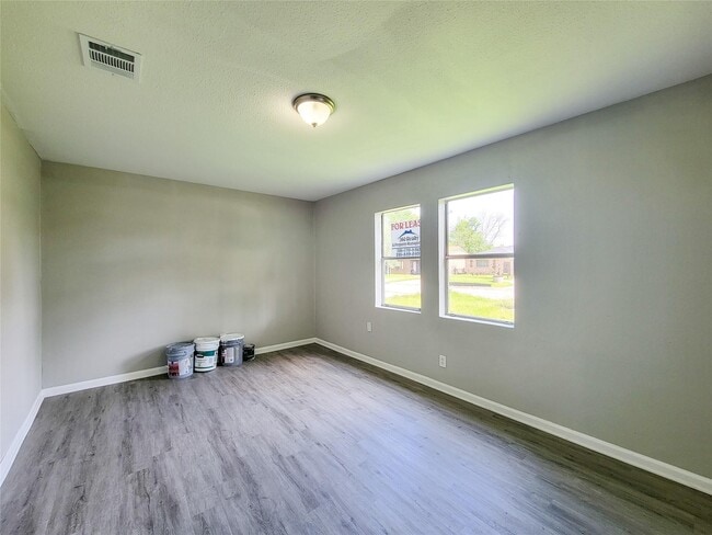 Building Photo - 4909 Holloway Dr