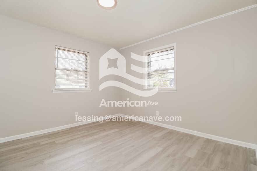 Building Photo - 121 Lindenhurst Dr