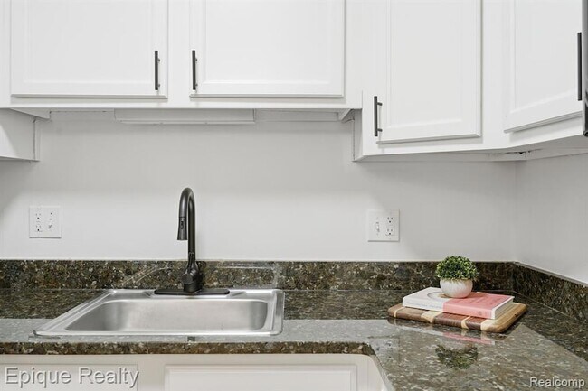 Building Photo - 2400 Parmenter Blvd