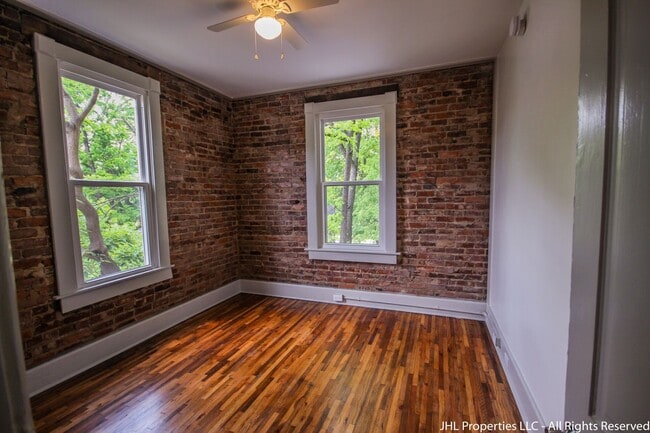 Building Photo - Updated 2 Bedroom 1 Bathroom in Downtown C...