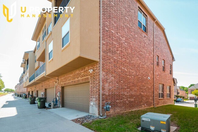Building Photo - 2745 Troutt Dr