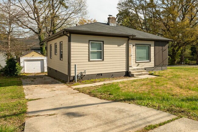 Building Photo - 1443 Venetian Dr SW