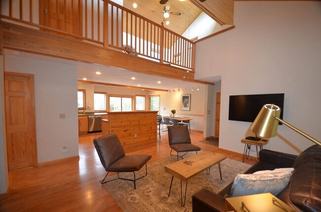 Building Photo - Extended Winter Rental!  Beautiful 3bed/2 ...