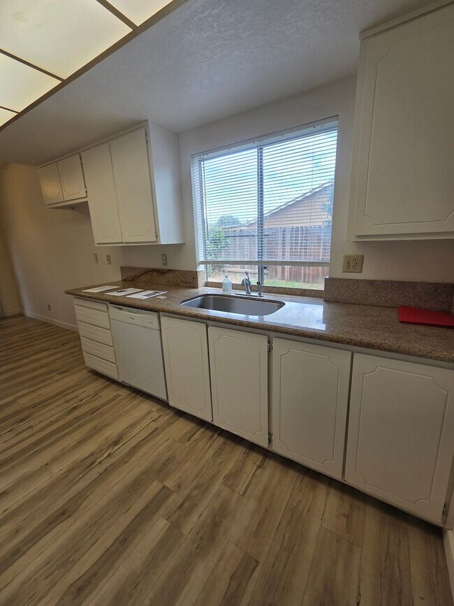 Building Photo - House: 3 Bedroom / 2 Bathroom - Loomis