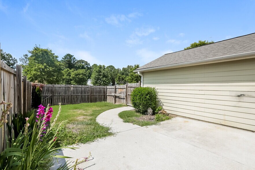 Building Photo - 505 Walnut Woods Dr