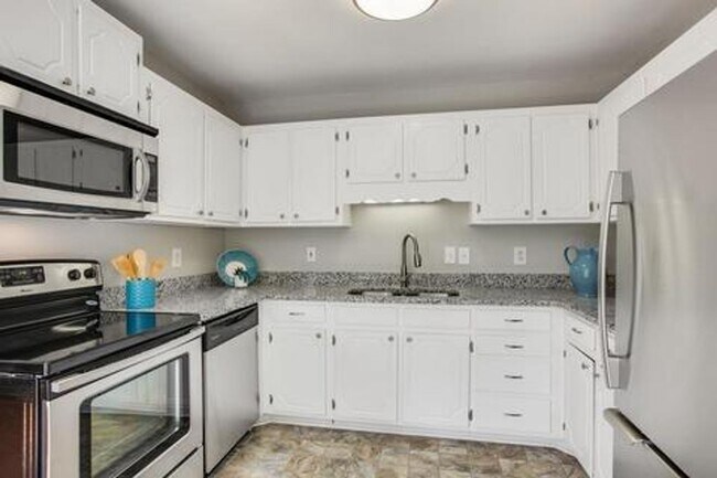 Building Photo - Harpeth Woods Home with Large Fenced in Ya...