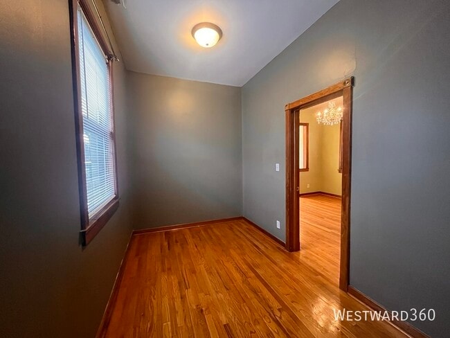 Building Photo - 3110 N Kenmore Ave