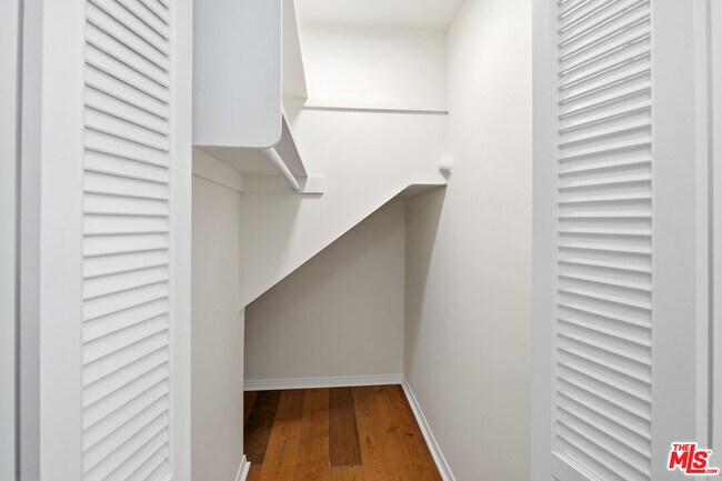 Building Photo - 10309 La Grange Ave