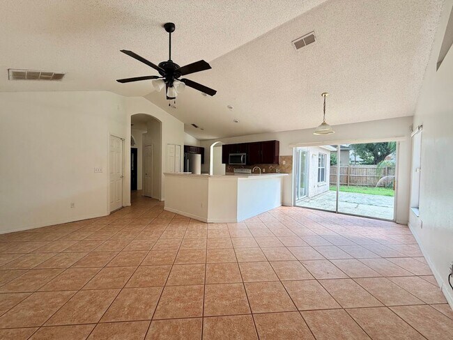 Building Photo - Large and Spacious 4/2 in Ideal Location!