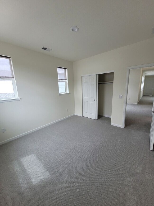 Building Photo - 820 Promenade Dr