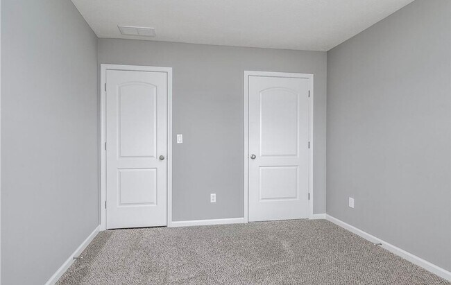 Building Photo - 3BR/2BA Home with Two Car Garage, Fenced B...
