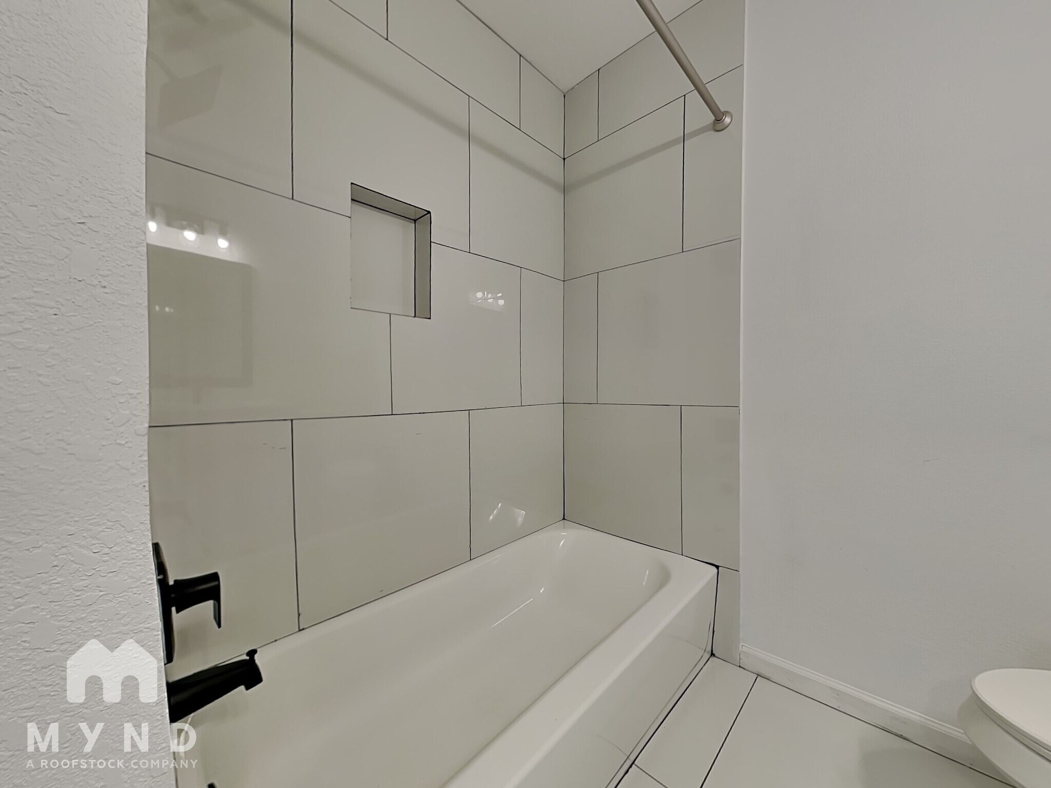 Building Photo - 5962 Belcrest St