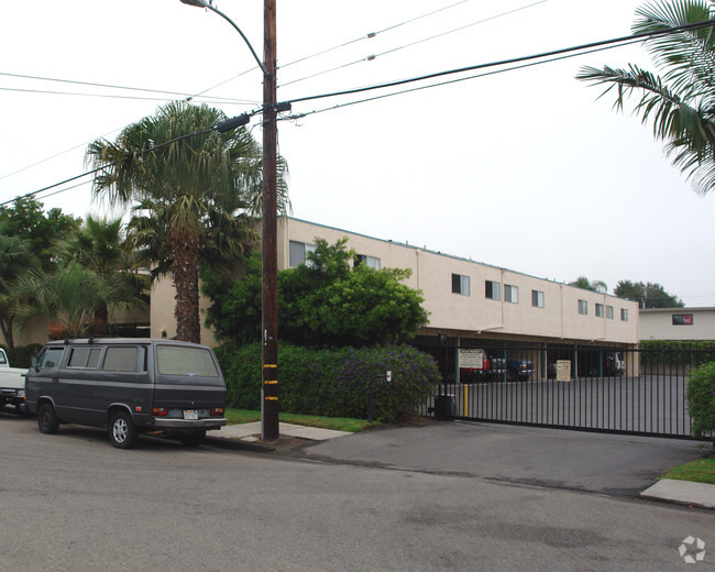 Primary Photo - Oasis Apartments
