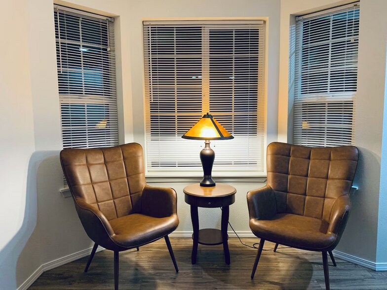 Cozy bay windows - 1200 Olney Ave SE