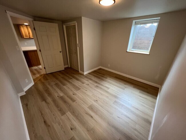 Building Photo - 909 N Western Ave