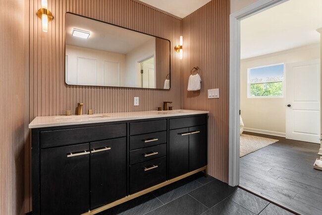 Building Photo - London Property