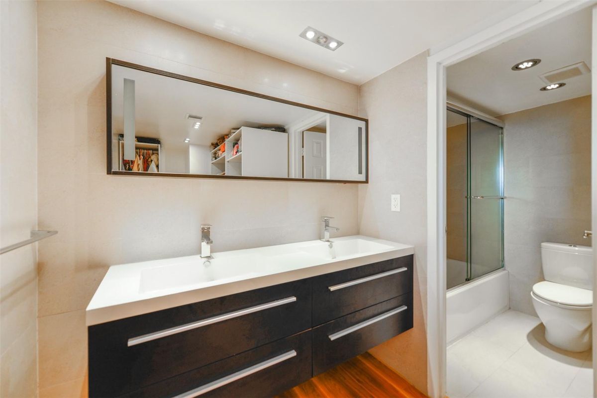 Building Photo - 3625 N Country Club Dr